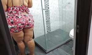 I Masturbate Watching My Beautiful Stepmother's Big Butt