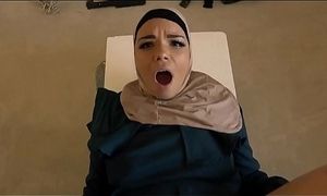 Ø¬ÙˆØ²Ù‡Ø§ Ù…Ø´ Ø¹Ø§Ø±Ù ÙŠÙƒÙÙŠÙ‡Ø§ ÙØ¨ØµØª Ø¨Ø±Ù‡ - Ø³ÙƒØ³ Ø¹Ø±Ø¨ÙŠ