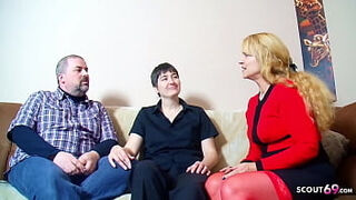 Echtes Deutsches Ehepaar Zum Dreier Mit Reifer Frau Vor Kamera überredet