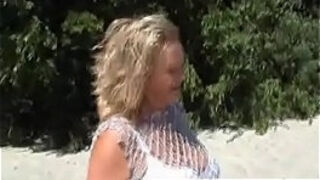 Polskie Mamuśki - Mamuśka Stawia Namiato Na Plaży