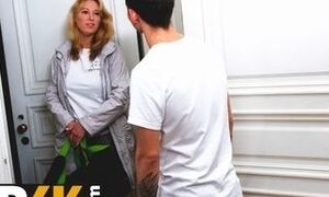 Shame4k. Crusher Plows Stepmoms Pal With Gigantic Backside In The Douche Bedroom