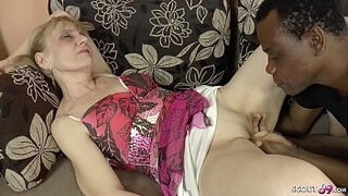 Riesenpimmel Schwarzer Fluechtling Fickt Betreuerin Oma - German Granny