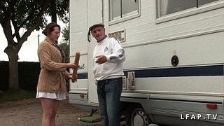 Pute Rousse Grave Prise En Double Penetration Dans Un Gangbang Avec Un Vieux