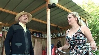 Jolie Petite Cochonne Aux Gros Seins Et Au Gros Cul Prise Dans Un Trio Avec Papy